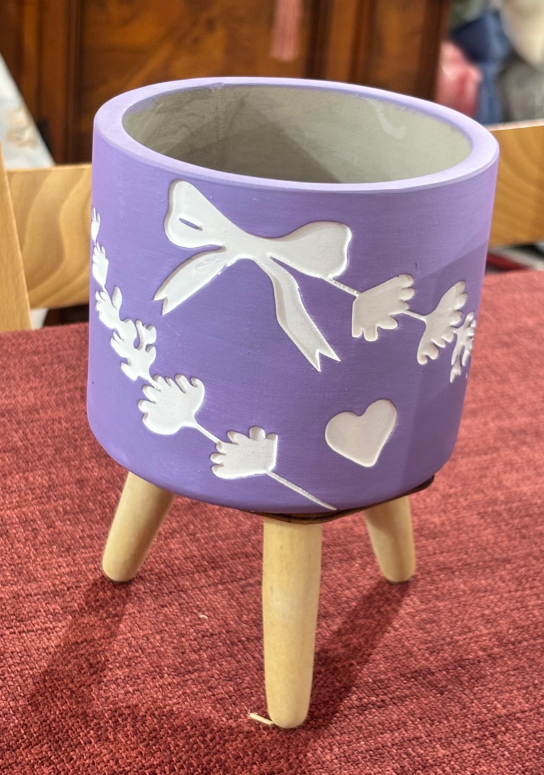 VASO IN CEMENTO DECORATO CON TREPPIEDE VIOLA