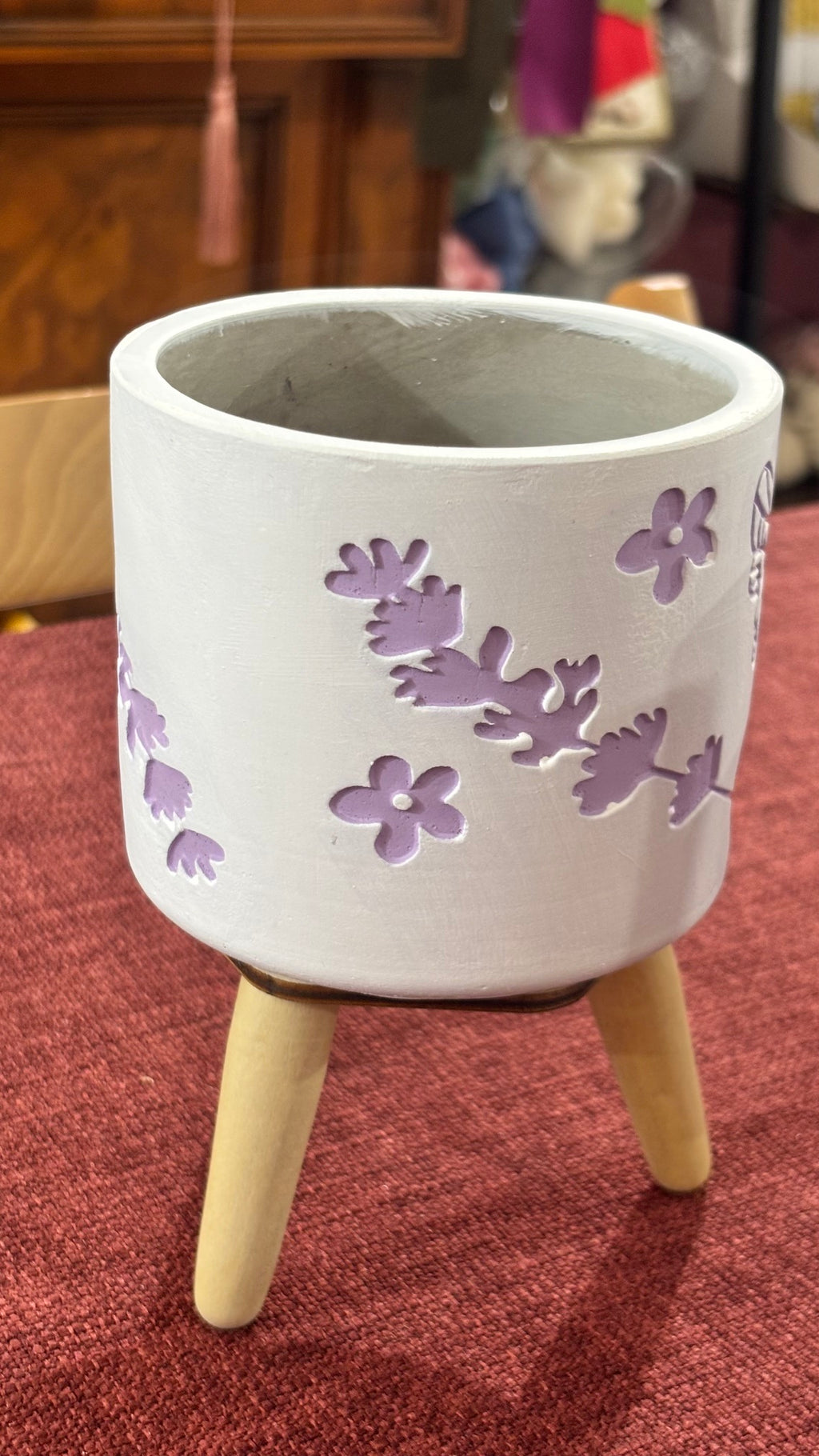 VASO IN CEMENTO DECORATO CON TREPPIEDE BIANCO