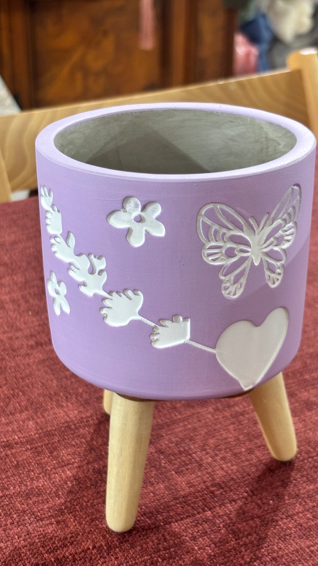 VASO IN CEMENTO DECORATO CON TREPPIEDE ROSA