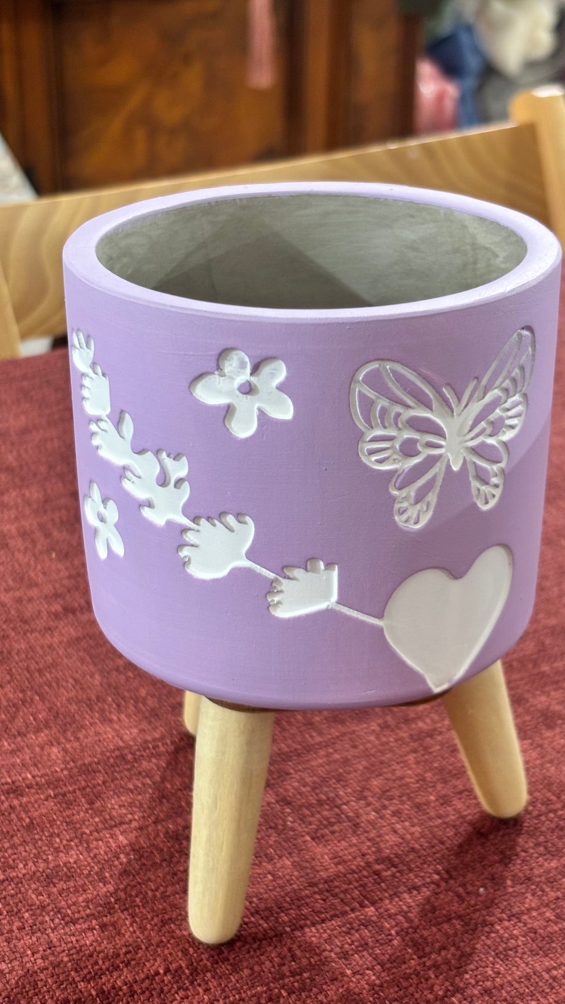 VASO IN CEMENTO DECORATO CON TREPPIEDE ROSA