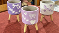 VASO IN CEMENTO DECORATO CON TREPPIEDE ROSA