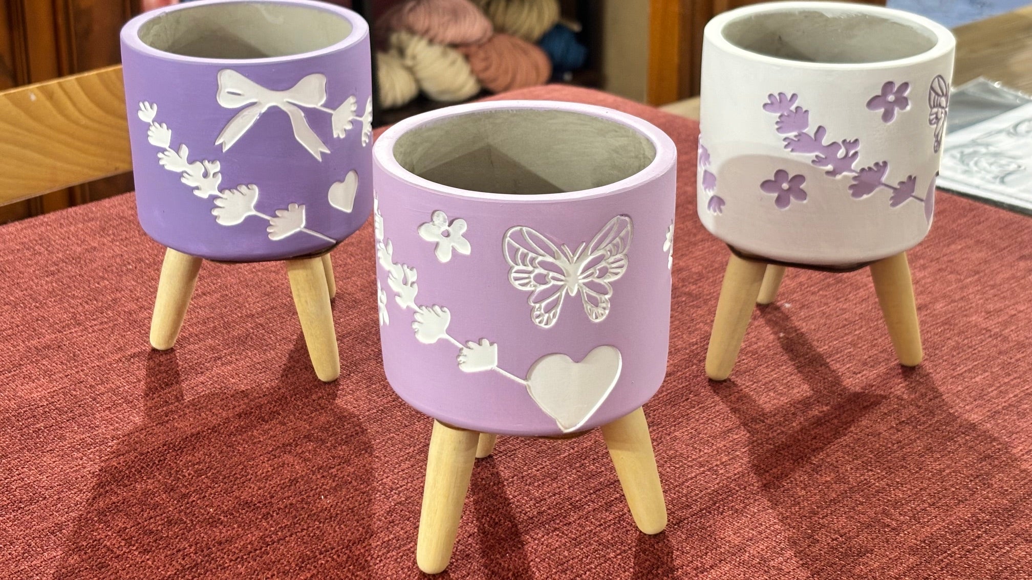 VASO IN CEMENTO DECORATO CON TREPPIEDE VIOLA