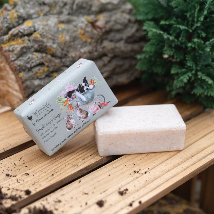 Saponetta 'Gardeners soap' -sleeping on the job- cagnolino (essenza ambra e caprifoglio)