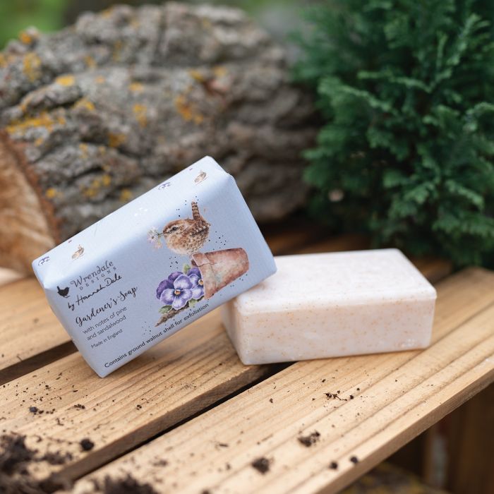 Saponetta 'Gardeners soap' - Pottering about- scricciolo (essenza pino e sandalo)